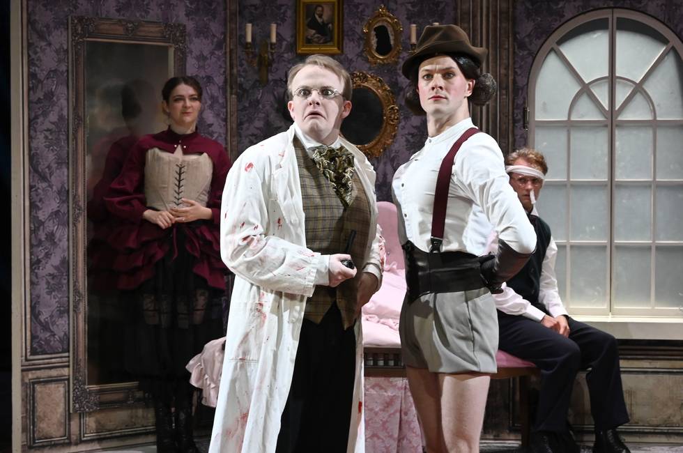 Dracula_EnglishTheatre-3.jpg Dracula_EnglishTheatre-3.jpg